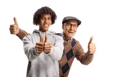Mutlu Afro-Amerikan adam ve beyaz arka planda el kol hareketi yapan Kafkasyalı yaşlı bir adam.