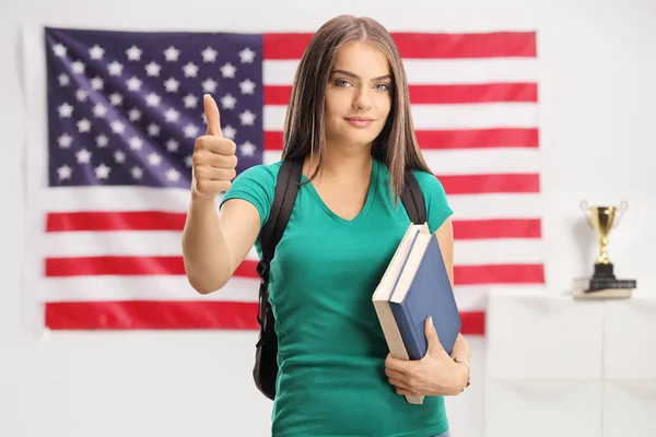 Női Diák Hátizsákkal Könyvekkel Usa Zászlaja Előtt — Stock Fotó