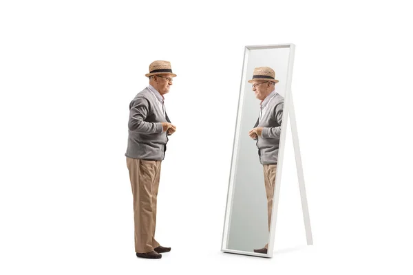 Dlouhý Záběr Staršího Gentlemana Jak Zapíná Svetr Před Zrcadlem Izolovaným — Stock fotografie
