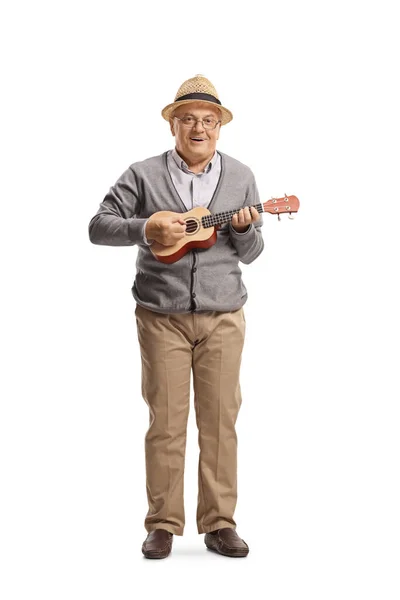 一个老年人在白色背景下弹奏四弦琴的全长肖像 — 图库照片