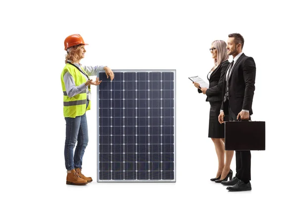 Empresario Empresaria Hablando Con Una Ingeniera Sobre Panel Solar Aislado —  Fotos de Stock