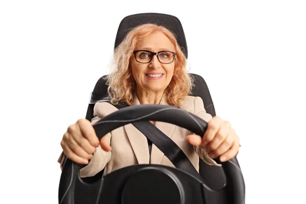 Πορτρέτο Μιας Γυναίκας Γυαλιά Οδήγησης Ενός Αυτοκινήτου Απομονωμένο Λευκό Φόντο — Φωτογραφία Αρχείου