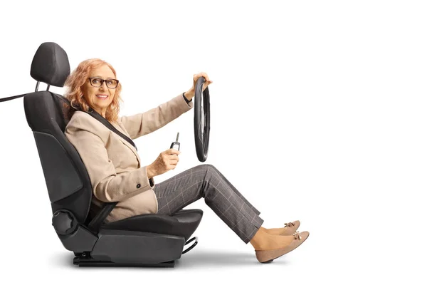 Ώριμη Γυναίκα Που Κάθεται Κάθισμα Αυτοκινήτου Κρατώντας Ένα Τιμόνι Και — Φωτογραφία Αρχείου