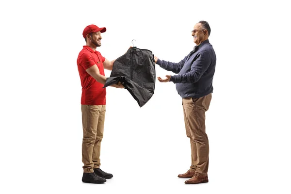세탁업자가 배경에 고립된 남자에게 케이스가 양복을 모습의 길이의 프로필 — 스톡 사진