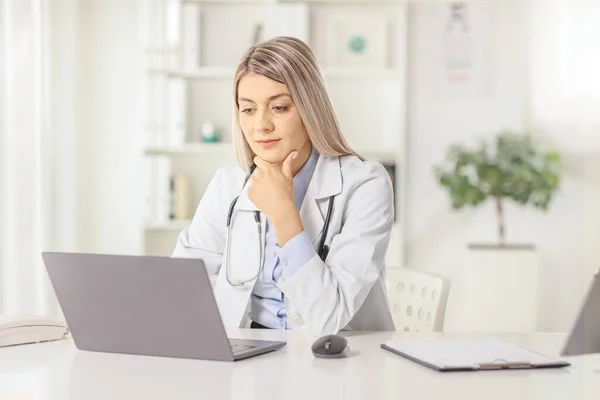Doctora Joven Sentada Una Oficina Trabajando Con Una Computadora Portátil —  Fotos de Stock
