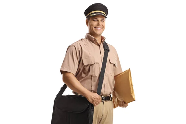 バッグを持った制服姿の郵便配達員の肖像と白地に孤立した手紙 — ストック写真