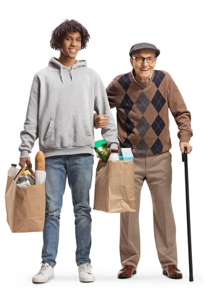 Jovem Afro Americano Ajudando Homem Velho Com Sacos Supermercado Isolados — Fotografia de Stock