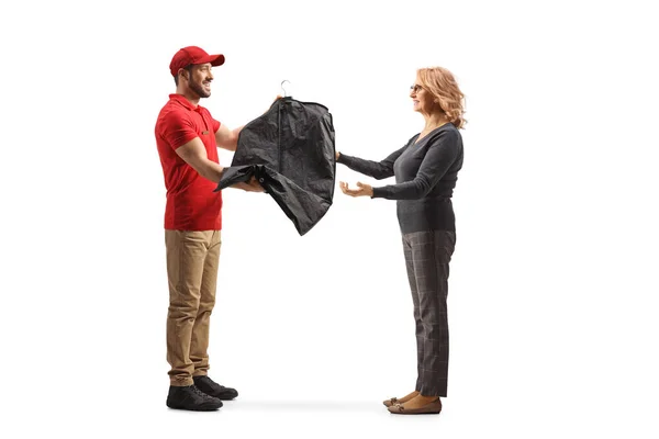 Uomo Consegna Vestiti Lavaggio Secco Una Donna Isolata Uno Sfondo — Foto Stock