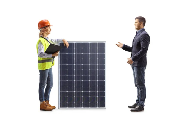 Hombre Casual Hablando Con Una Ingeniera Con Panel Solar Aislado — Foto de Stock