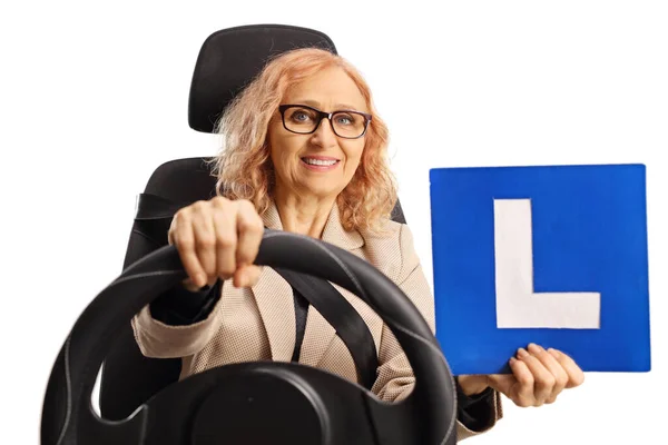 Γυναίκα Μαθαίνουν Οδηγούν Ένα Αυτοκίνητο Και Κρατώντας Πινακίδα Απομονώνονται Λευκό — Φωτογραφία Αρχείου