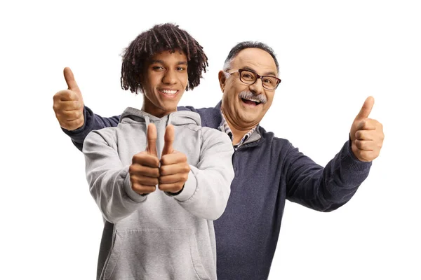 幸せなアフリカ系アメリカ人男と成熟した男ジェスチャー親指アップ絶縁上の白い背景 — ストック写真