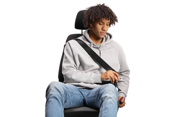 Afrikaans Amerikaans Jongeman Een Autostoel Gesp Een Veiligheidsgordel Geïsoleerd Witte — Stockfoto