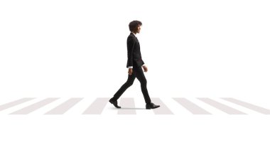 Beyaz arka planda izole edilmiş, takım elbiseli ve kravat takmış genç bir Afro-Amerikan adamın tam boy profil çekimi.