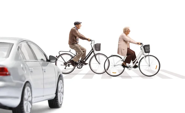 Автомобиль Ожидания Пожилой Мужчина Женщина Пересечения Велосипедами Изолированы Белом Фоне — стоковое фото