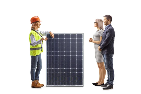 Ingeniera Mujer Explicando Hombre Una Mujer Sobre Panel Solar Aislado —  Fotos de Stock