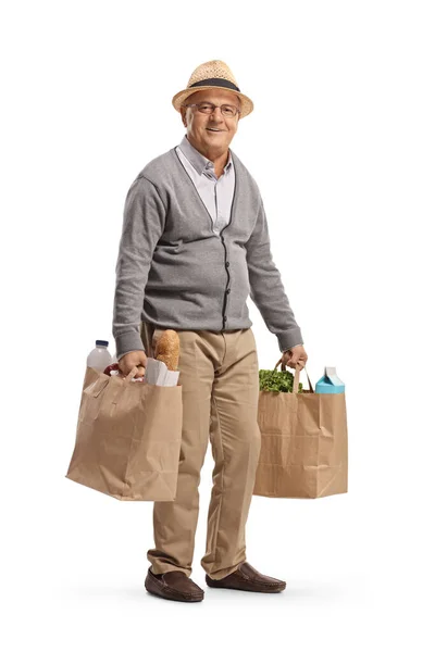 Portret Starszego Mężczyzny Trzymającego Torby Spożywcze Uśmiechającego Się Odizolowanego Białym — Zdjęcie stockowe