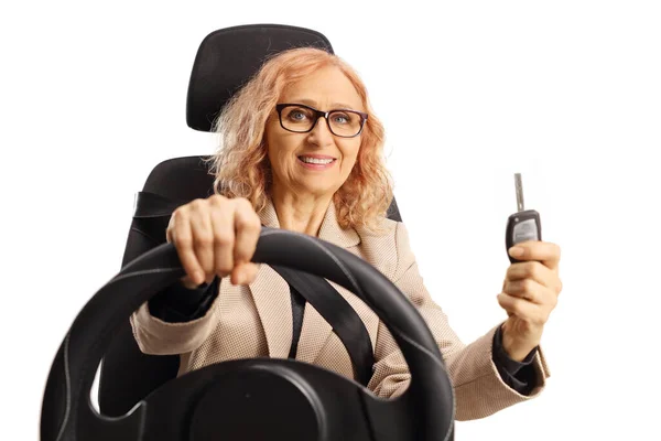 Žena Řidič Volantem Drží Klíč Izolovaný Bílém Pozadí — Stock fotografie