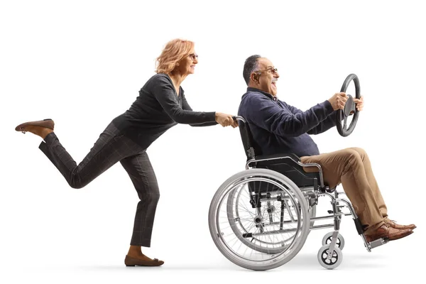 Žena Tlačí Muže Invalidním Vozíku Sedí Drží Volant Izolované Bílém — Stock fotografie