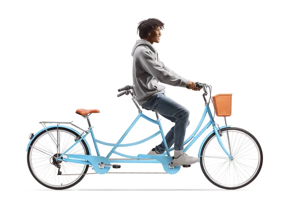 一个年轻的非洲裔美国人骑着一辆白色背景的连载自行车拍摄的全景照片 — 图库照片