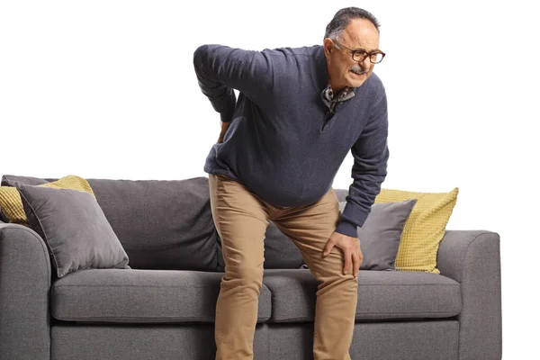Ältere Mann Mit Rückenschmerzen Aufstehen Von Einem Sofa Isoliert Auf — Stockfoto