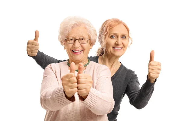 Mutlu Yaşlı Anne Kız Baş Parmaklarını Beyaz Arka Planda Gösteriyor — Stok fotoğraf