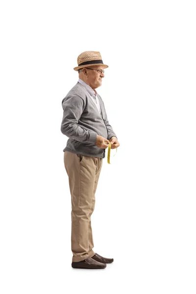Oudere Man Meten Van Zijn Taille Geïsoleerd Witte Achtergrond — Stockfoto