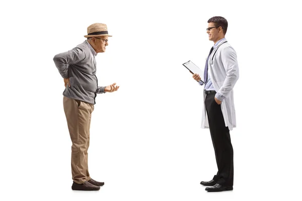 一名老年男子背痛与一位因白种人背景而被隔离的医生交谈时的全长侧面照 — 图库照片