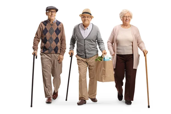 在白色背景下独立行走和携带购物袋的老年人 — 图库照片