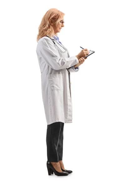 Pełny Profil Kobiety Lekarza Stojącej Piszącej Dokument Izolowany Białym Tle — Zdjęcie stockowe