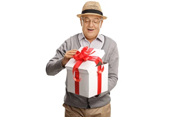Старший Мужчина Открывает Коробку Подарка Изолированы Белом Фоне — стоковое фото