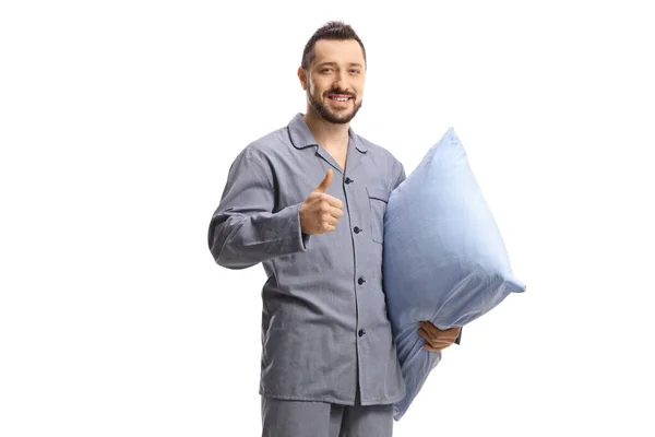 Jovem Sorrindo Homem Pijama Segurando Travesseiro Mostrando Polegares Isolados Fundo — Fotografia de Stock