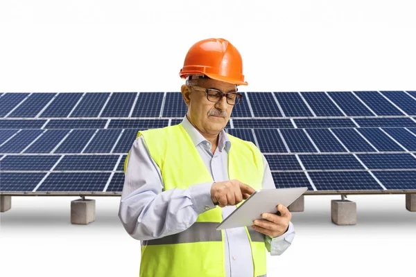 Ingeniero Construcción Maduro Usando Una Tableta Digital Una Granja Solar —  Fotos de Stock
