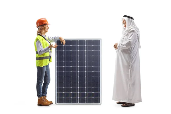 Ingenieurin Mit Solarpaneel Gespräch Mit Einem Reifen Arabischen Mann Isoliert — Stockfoto