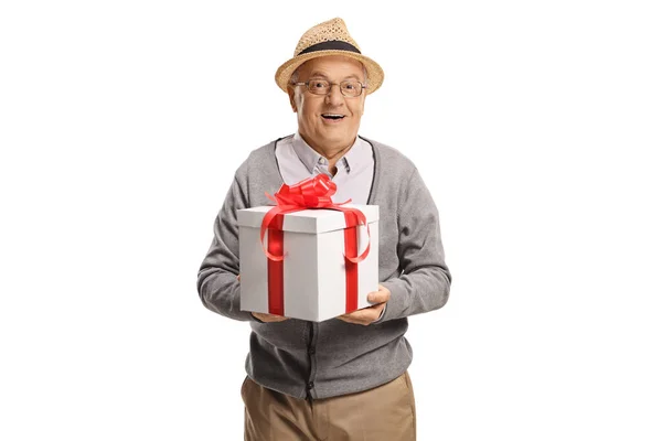 Счастливый Пожилой Человек Держит Белый Подарок Коробку Красной Лентой Изолированы — стоковое фото