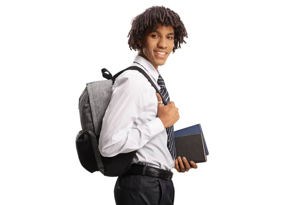身穿校服的非洲裔美国男生 拿着书本 面带微笑 与白人隔离 — 图库照片