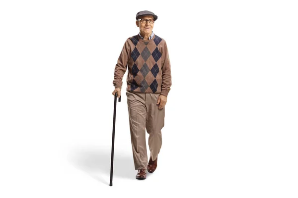 白い背景に孤立したカメラに向かって杖を歩く老人の完全な長さの肖像画 — ストック写真