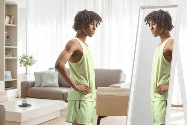 Fafrican Americký Mladý Muž Sportovním Oblečení Při Pohledu Zrcadlo Uvnitř — Stock fotografie