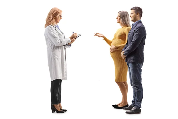 Foto Perfil Completo Una Pareja Embarazada Pie Con Una Doctora — Foto de Stock