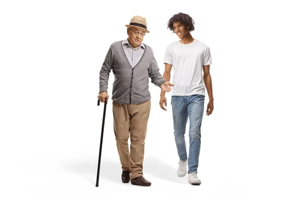 Полный Портрет Африканского Американца Улыбающегося Идущего Вместе Пожилым Человеком Изолированным — стоковое фото