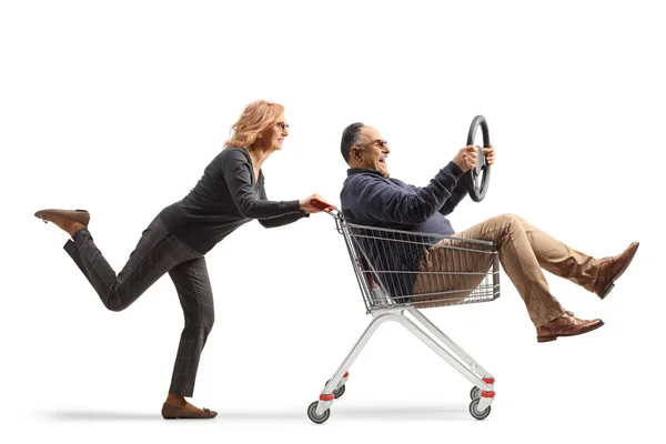 Kobieta Pchając Dojrzałego Mężczyznę Wewnątrz Wózka Zakupy Siedzi Trzyma Kierownicę — Zdjęcie stockowe