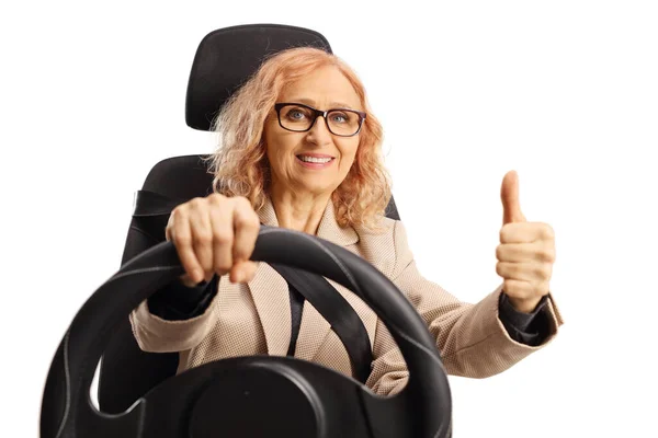 Ώριμη Γυναίκα Πίσω Από Τιμόνι Gesturing Αντίχειρες Επάνω Απομονωμένη Λευκό — Φωτογραφία Αρχείου