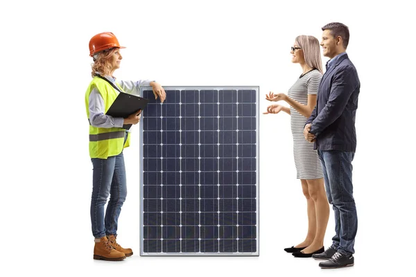 Ženský Inženýr Mluví Mužem Ženou Solárním Panelu Izolované Bílém Pozadí — Stock fotografie
