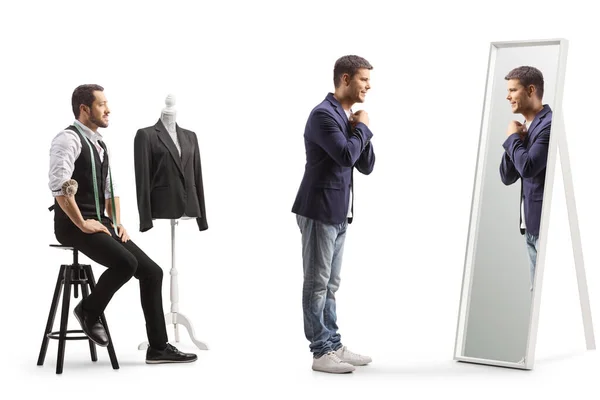 在一家白色背景的裁缝店里 男顾客在镜子前试穿西服 — 图库照片