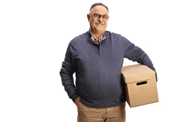 Šťastný Dospělý Muž Drží Lepenkovou Krabici Izolované Bílém Pozadí — Stock fotografie