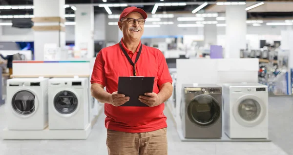 Bir Mağazanın Içinde Çamaşır Makinesinin Önünde Duran Yetişkin Bir Erkek — Stok fotoğraf