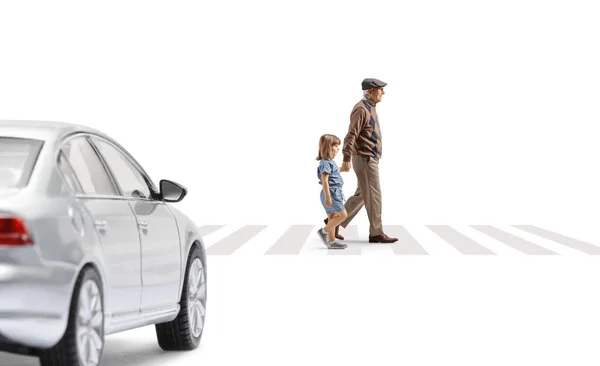 白い背景に隔離されて近づいて子供と車で通りを横断祖父の完全な長さのプロフィールのショット — ストック写真
