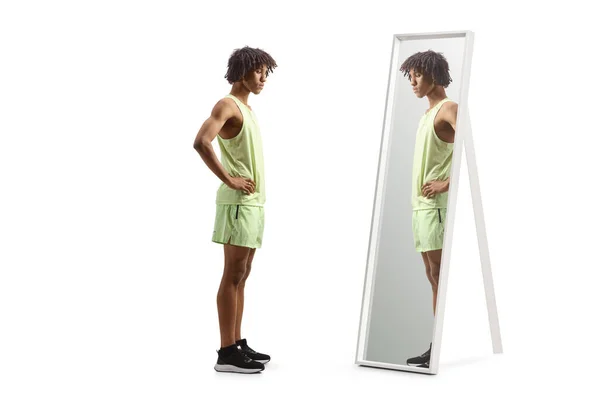Αφροαμερικάνος Αθλητικά Στέκεται Μπροστά Καθρέφτη Απομονωμένος Λευκό Φόντο — Φωτογραφία Αρχείου