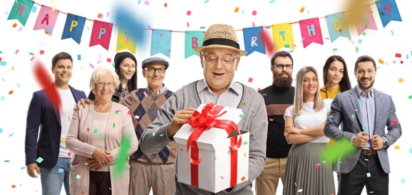 Personas Una Celebración Cumpleaños Hombre Mayor Abriendo Una Caja Regalo —  Fotos de Stock