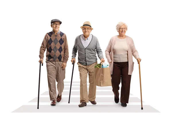 Ηλικιωμένοι Που Περπατούν Και Μεταφέρουν Σακούλες Παντοπωλείου Πεζόδρομο Απομονωμένο Λευκό — Φωτογραφία Αρχείου