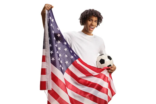 Joven Afroamericano Con Una Pelota Fútbol Con Bandera Estadounidense Aislada — Foto de Stock